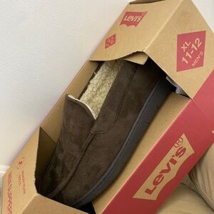 Levi’s Men brown slipper